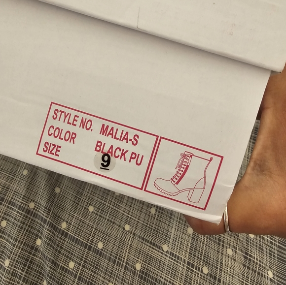 NWOT black boots 9 - Picture 2 of 7